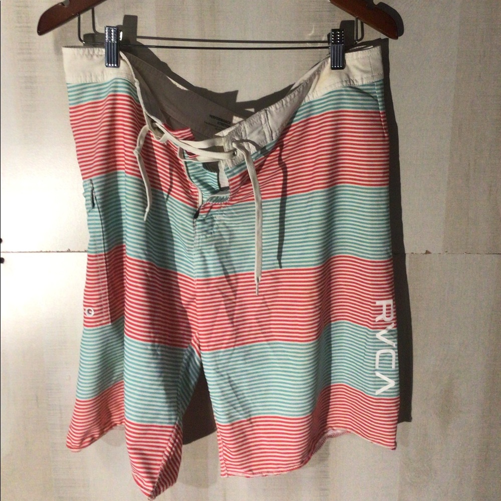 Me a RVCA board shorts